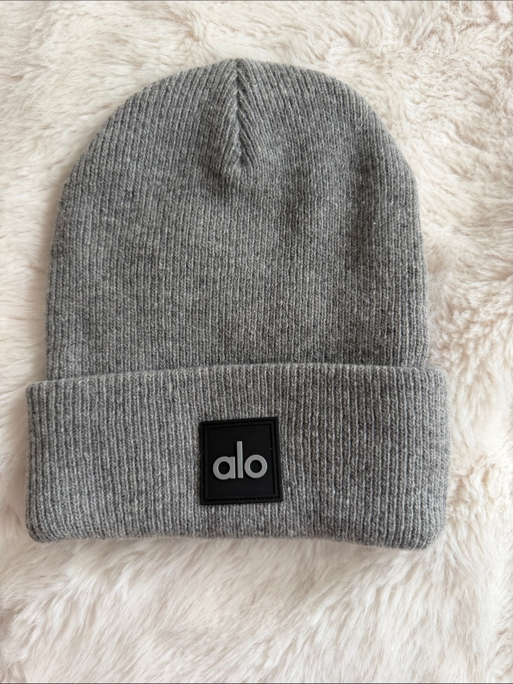 NWOT ALO Yoga Light Grey Ribbed Knit Beanie with Logo Patch